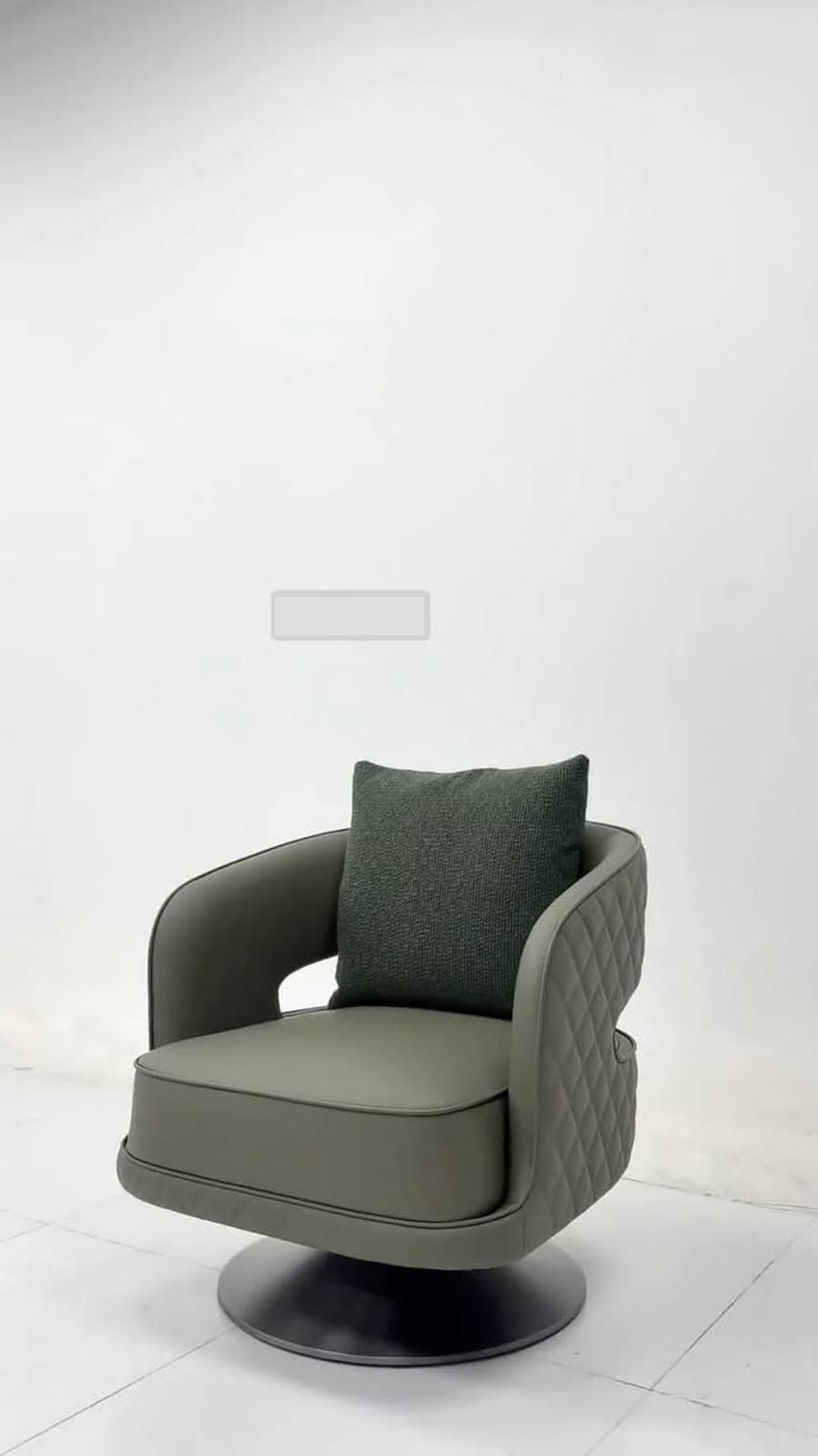 This armchair merges vintage classic base and modern