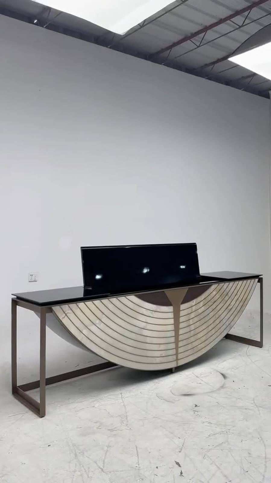 Softclose fliptop reveals mirrored base & glass shelving.