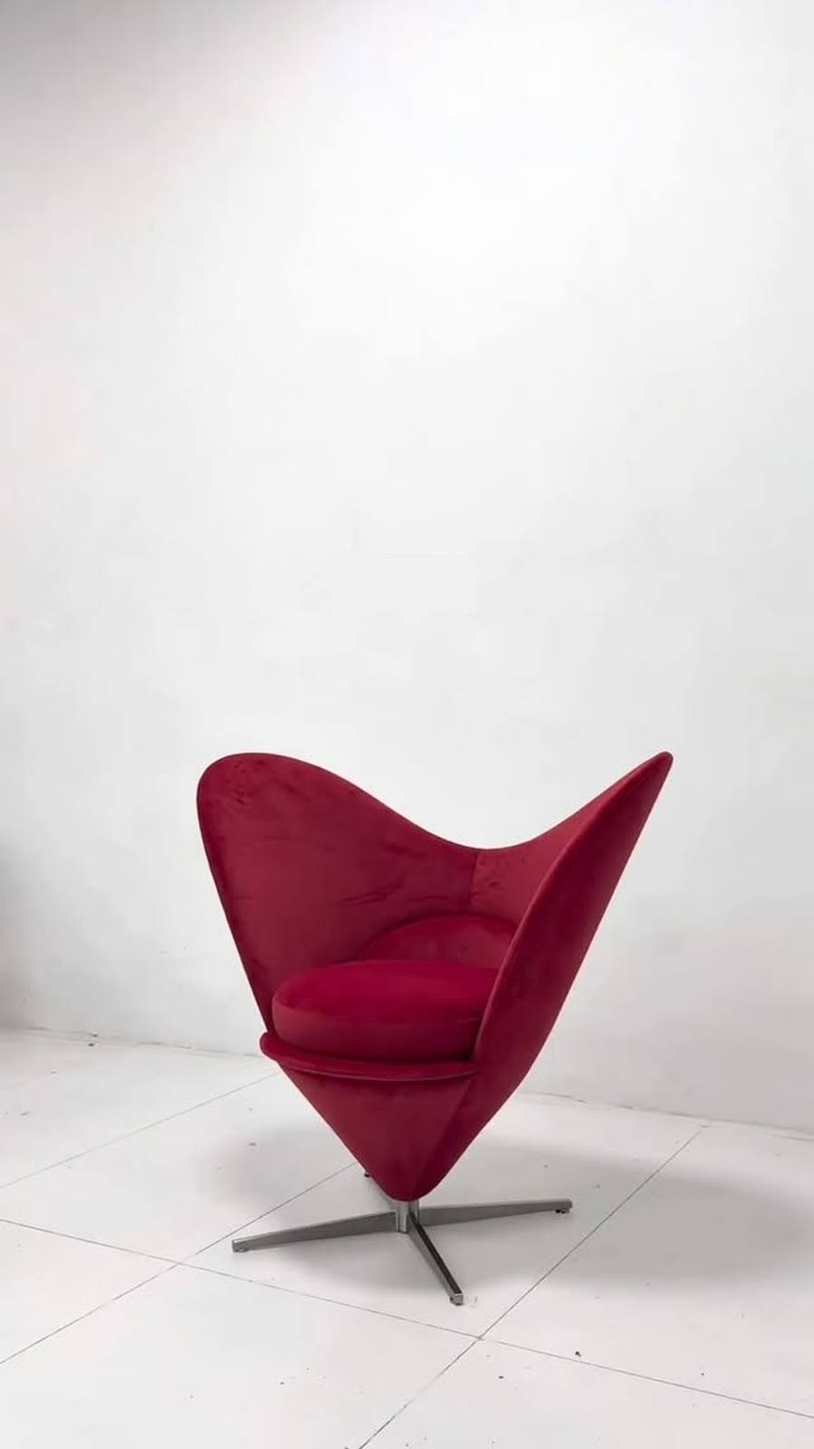 Cone-shaped base, heart-shaped back part sculpture